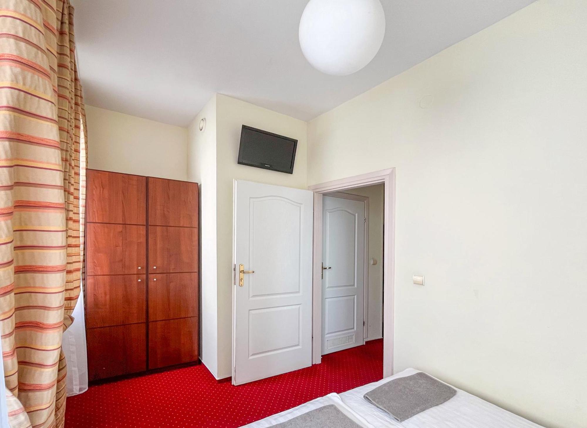 Fry House Hostel วอร์ซอ ภายนอก รูปภาพ