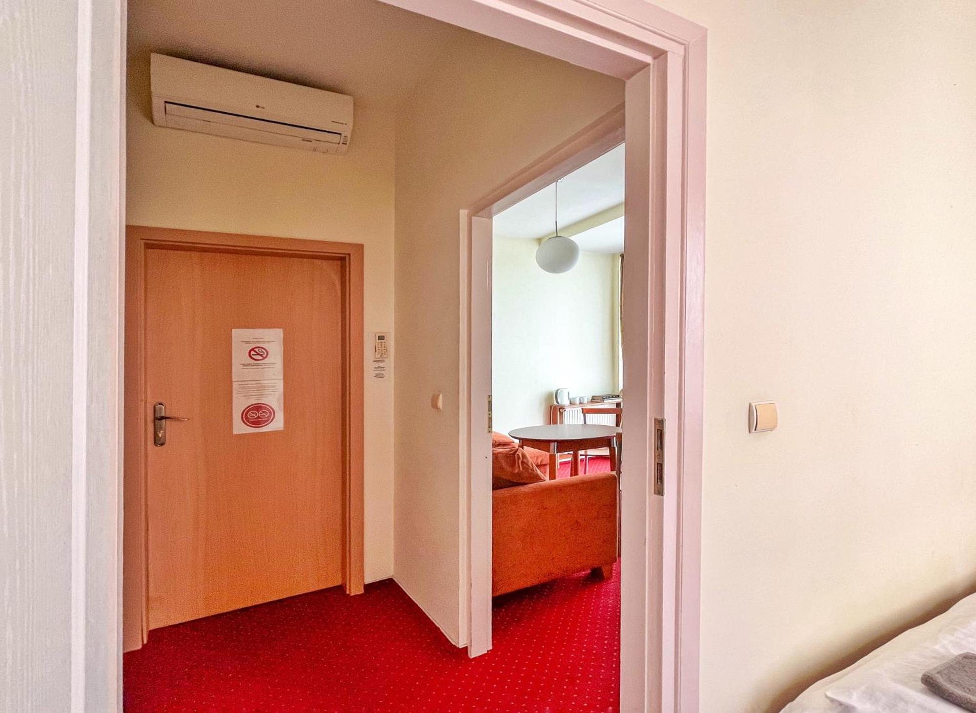 Fry House Hostel วอร์ซอ ภายนอก รูปภาพ